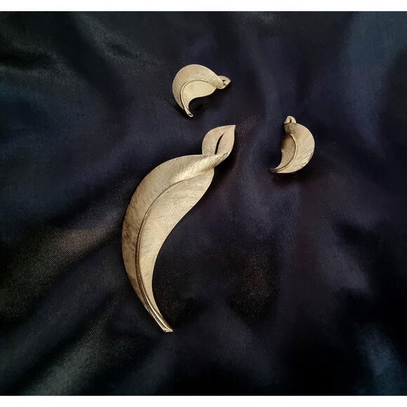 Vintage 1960s CROWN TRIFARI Gold Tone Leaf Floral Brooch and Earrings Jewelry Se - Picture 1 of 6